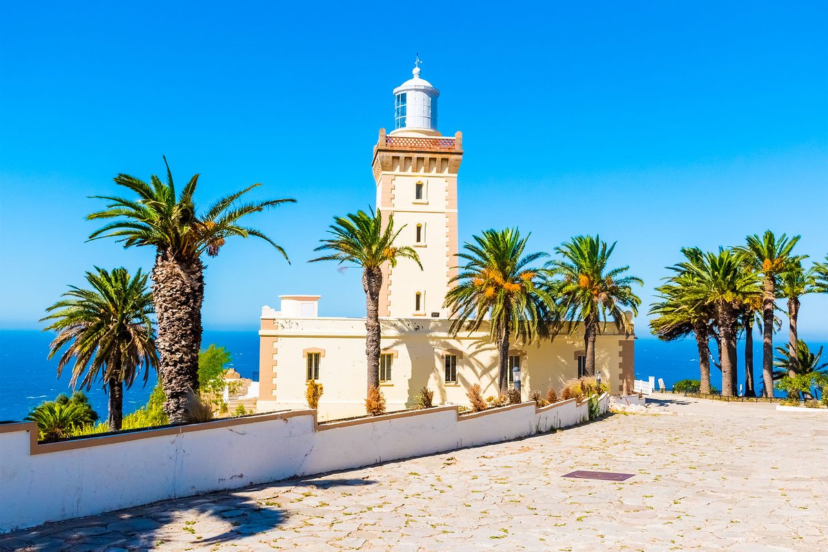 Panorámica de Tánger con casas blancas y mar azul.