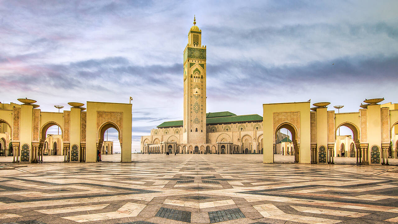 Mezquita Hassan II en Casablanca junto al océano Atlántico