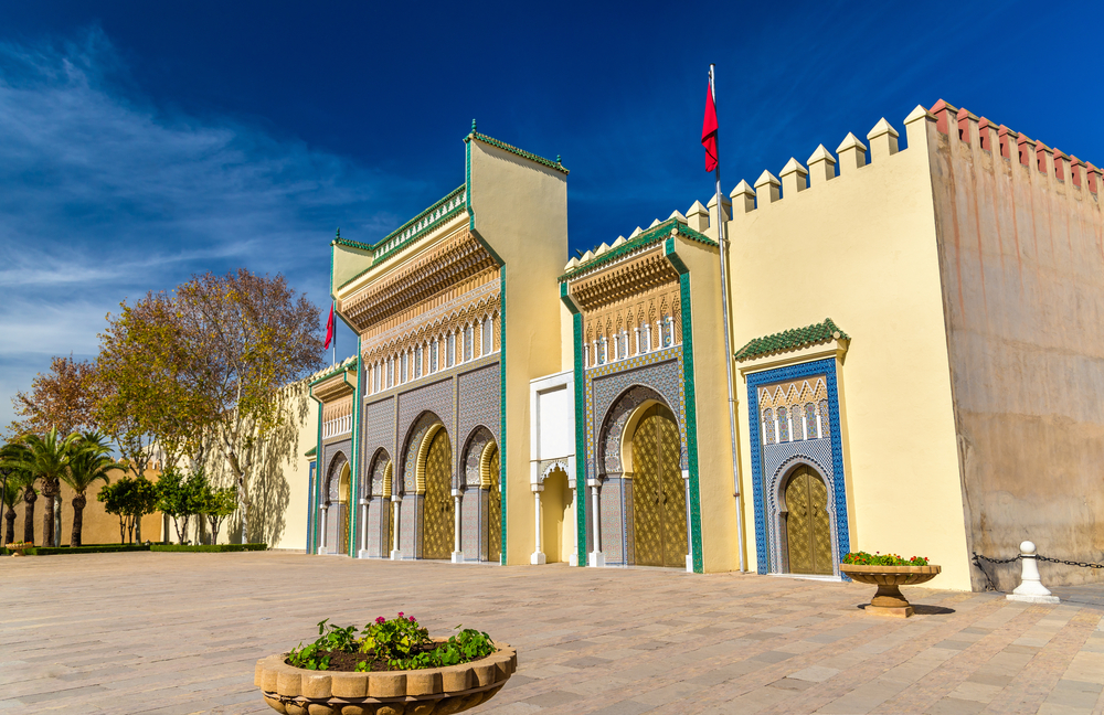Puertas doradas del Palacio Real de Fez, ejemplo de la arquitectura marroquí tradicional