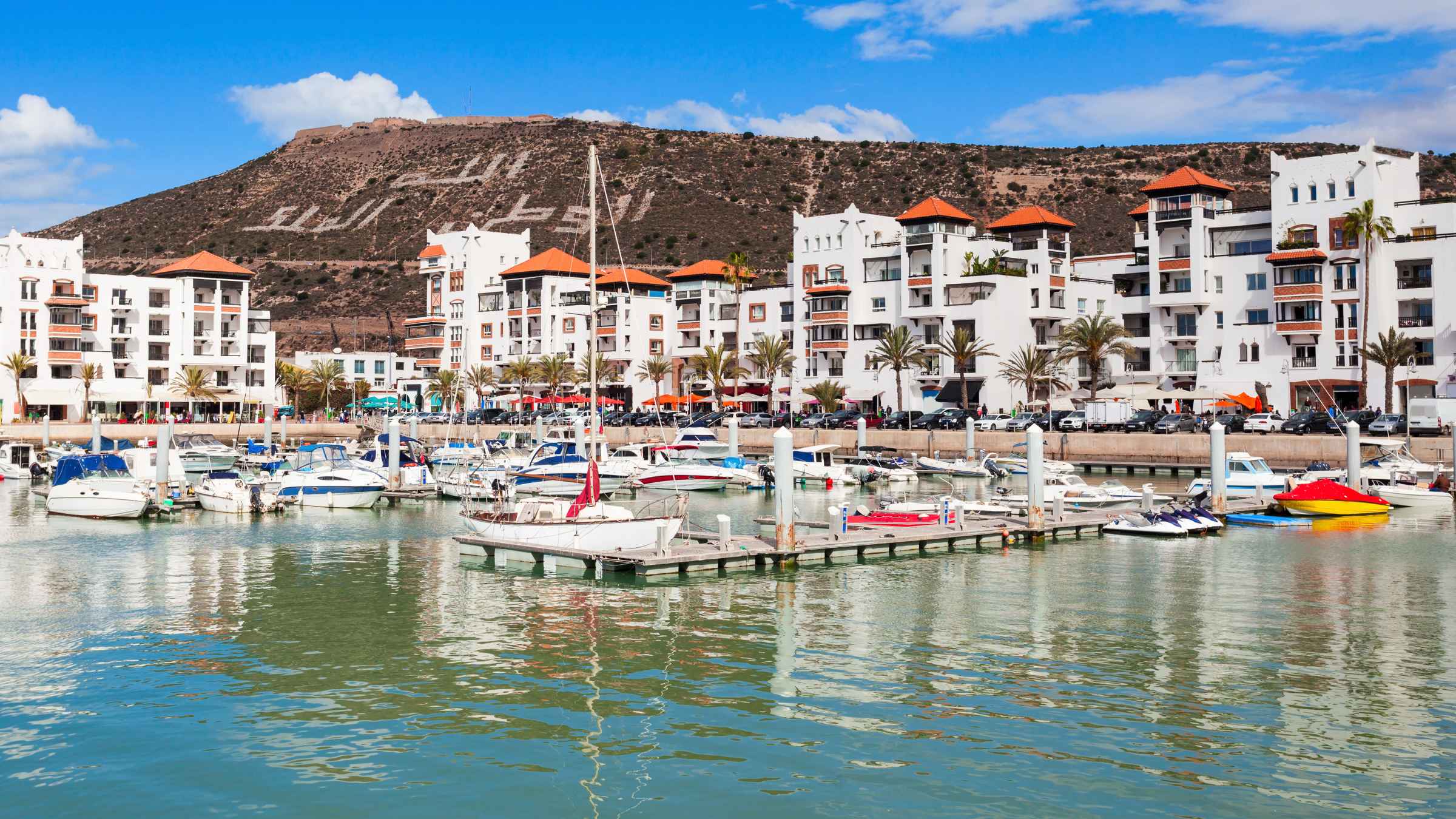 Puerto de Agadir con barcos pesqueros y actividad comercial.