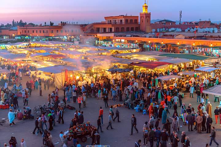 Vista aérea de la Plaza Jemaa el-Fna, corazón cultural de Marrakech