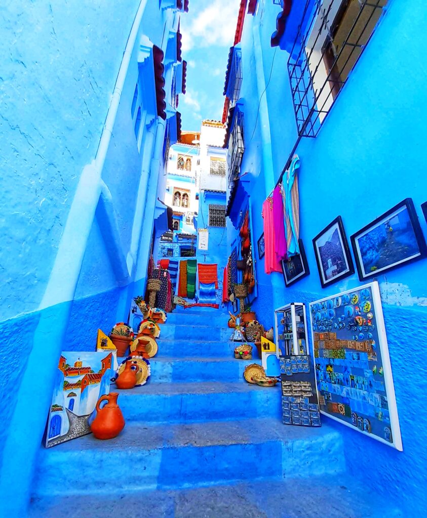La belleza del norte de Marruecos, calles pintadas de azul de Chefchaouen.