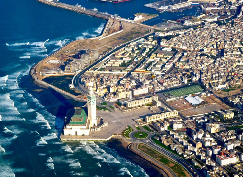 Mezquita Hassan II en Casablanca junto al océano Atlántico
