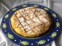 Pastela marroquí: un exquisito pastel hojaldrado relleno de pollo, almendras y especias, con un delicado toque de canela y azúcar glas. Un equilibrio perfecto entre dulce y salado.