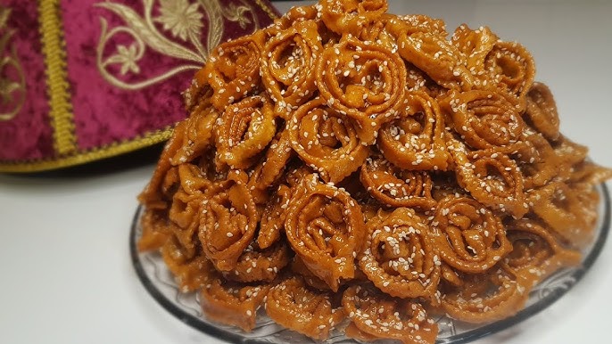 Chebakeya: dulces tradicionales marroquíes en forma de flor, fritos y bañados en miel y semillas de sésamo. Crujientes, aromáticos y típicos del Ramadán.