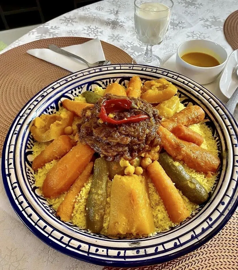 Couscous tradicional marroquí, esponjoso y aromático, acompañado de verduras frescas, garbanzos y un toque de especias que despiertan los sentidos