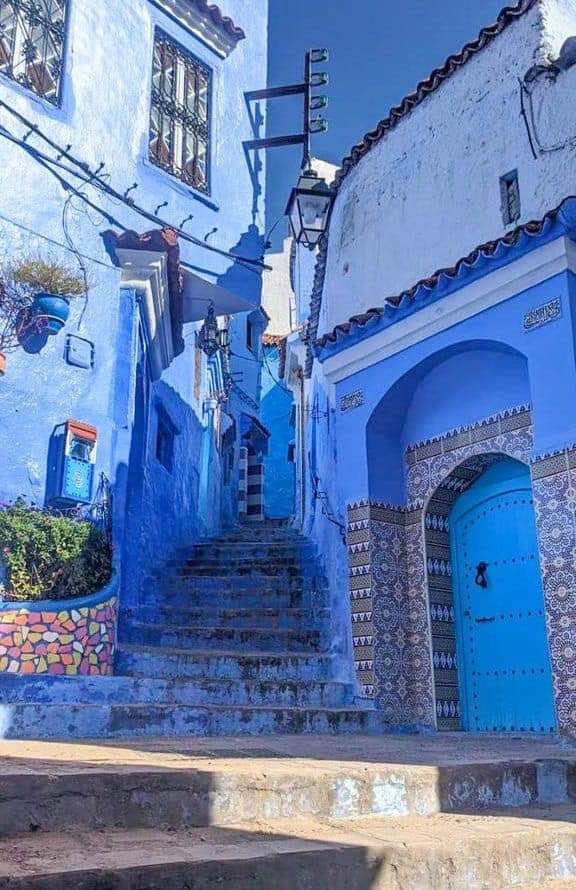 La belleza del norte de Marruecos, calles pintadas de azul de Chefchaouen.