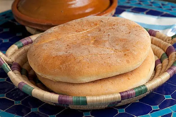 Pan marroquí tradicional, redondo y esponjoso, horneado a la perfección y perfecto para acompañar tajines, harira o mojar en aceite de oliva y miel.