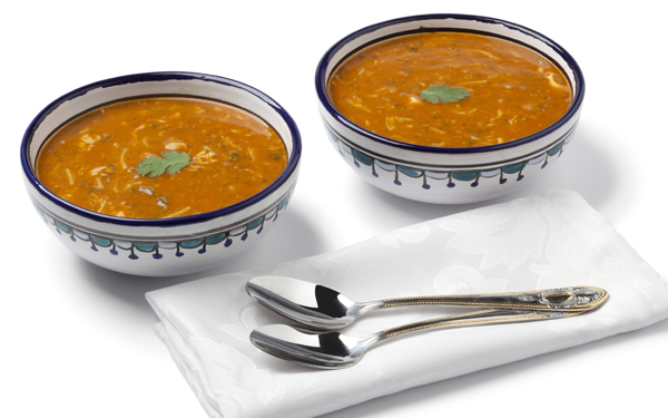 Harira marroquí una sopa tradicional rica y reconfortante, elaborada con tomate, lentejas, garbanzos, carne y especias, ideal para romper el ayuno durante el Ramadán