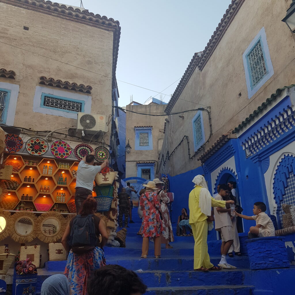 Callejón de la Medina de Chefchaouen, Marruecos, con paredes, escaleras y puertas pintadas en diferentes tonos de azul.