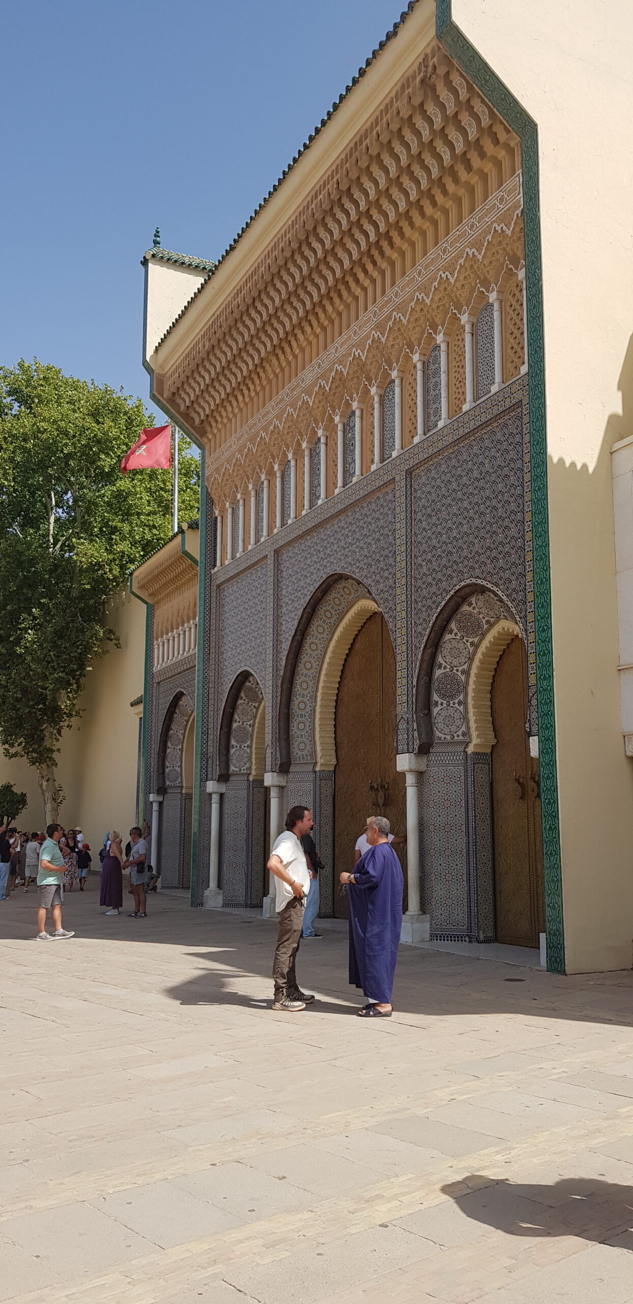 Puertas doradas del Palacio Real de Fez, ejemplo de la arquitectura marroquí tradicional
