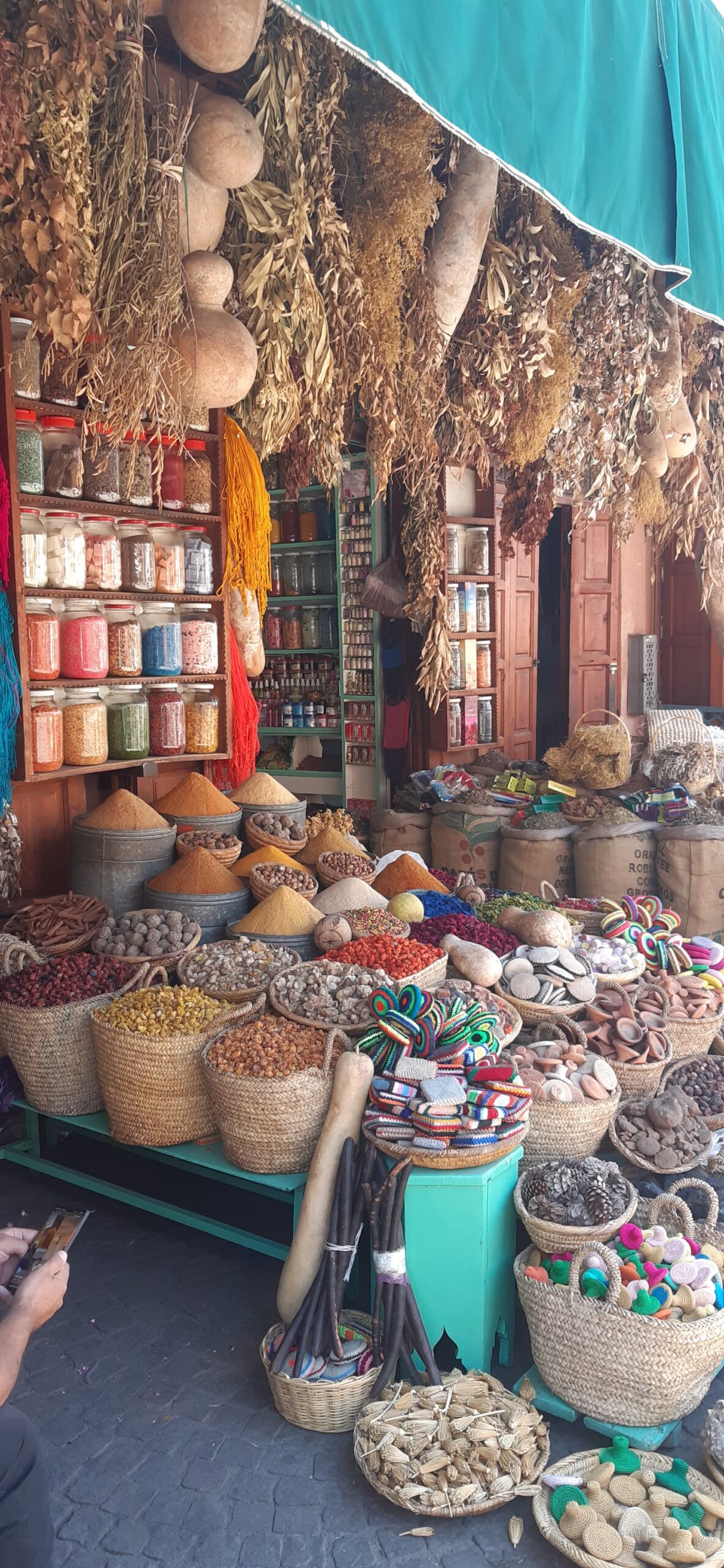 Variedad de especias en el mercado de Marrakech que hacen inolvidable el recorrido de nuestros viajes.
