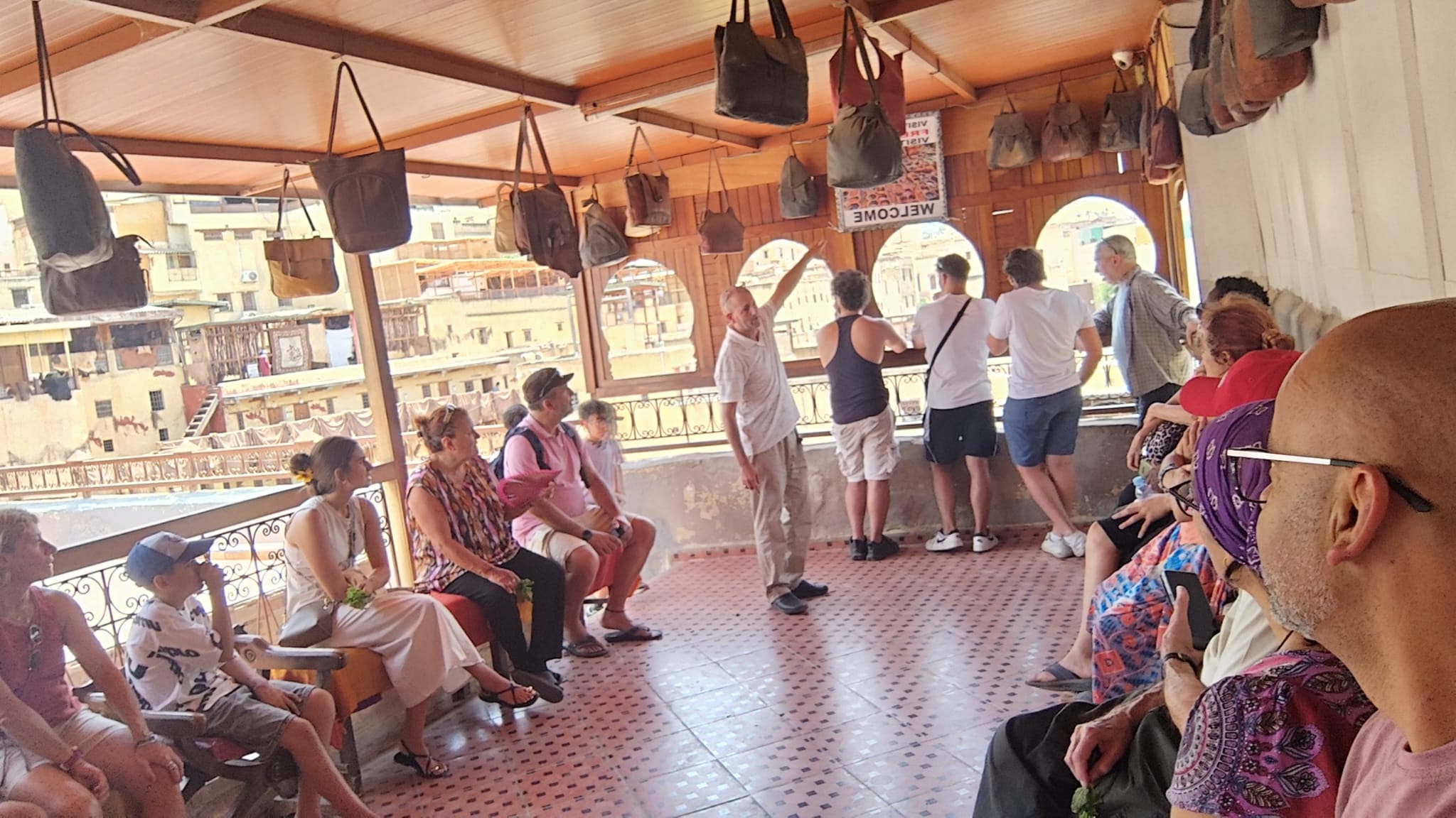 Vista panorámica de las tenerías de Fez: la inmersión en los colores y el olor del cuero, una experiencia única en los viajes.